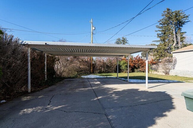 Building Photo - 721 Robins Ave