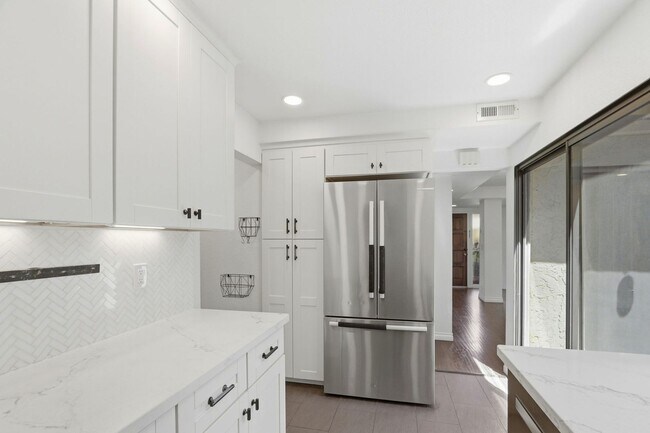 Building Photo - Beautifully Remodeled 3BD Townhome | Multi-Zone A/C | Private Patio