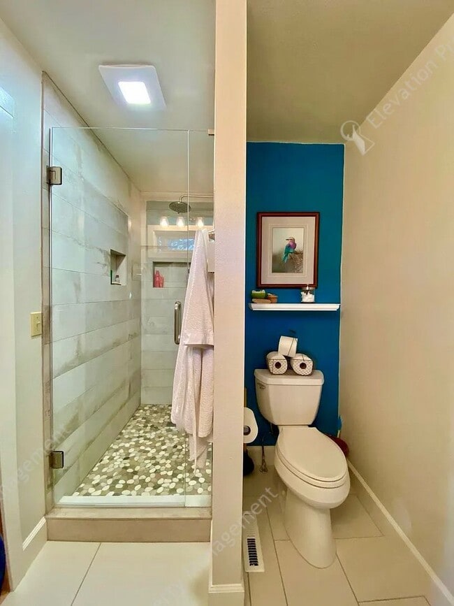 Building Photo - Coming Soon! UNFURNISHED and Updated Singl...