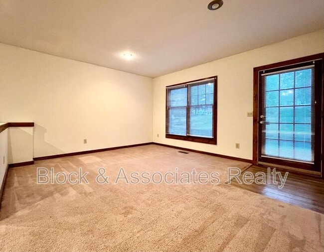 Building Photo - 1419 King Charles Dr