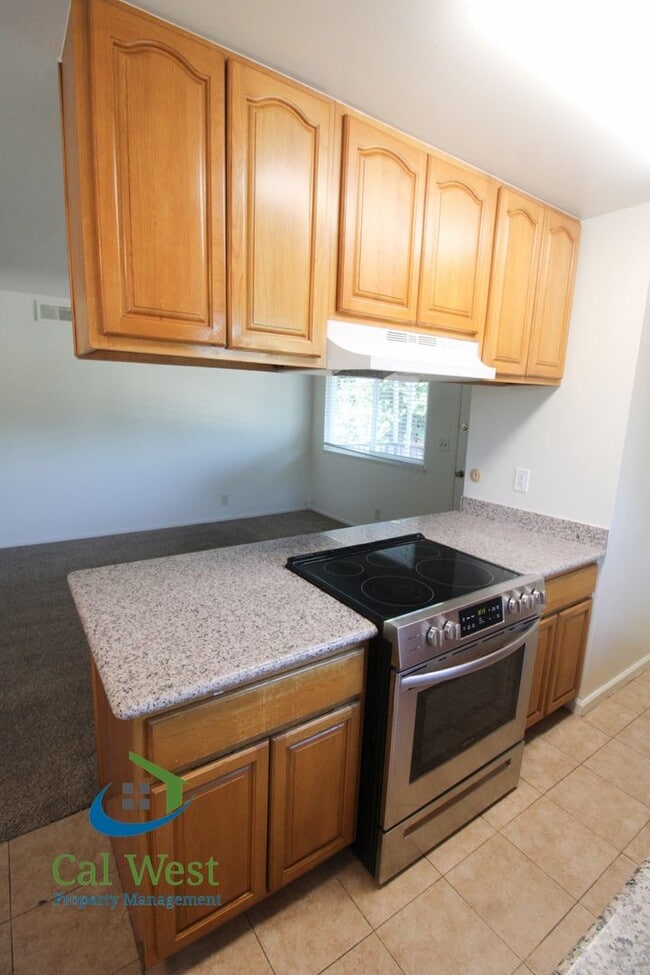 Building Photo - $2395 - 2 Beds/1 Bath Upstairs Condo Near ...