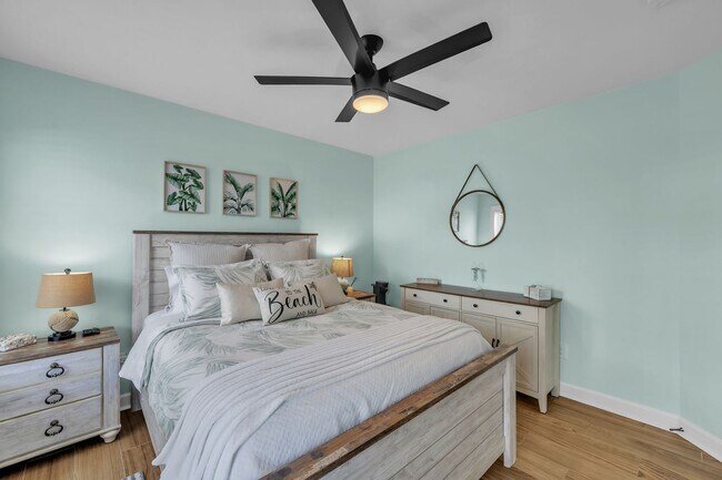 Building Photo - Beach house - 3 bed, 2.5 baths.