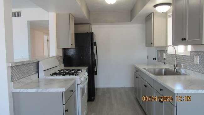 Building Photo - 3 bedroom 2 bathroom with Solar!!!!