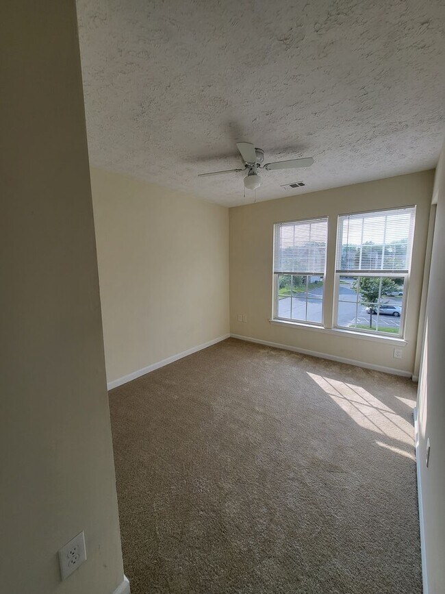 Building Photo - SPACIOUS 3-Level Townhome in Winston's Choice