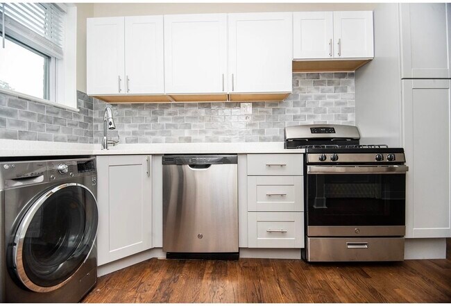 Building Photo - 3815 N Greenview Ave