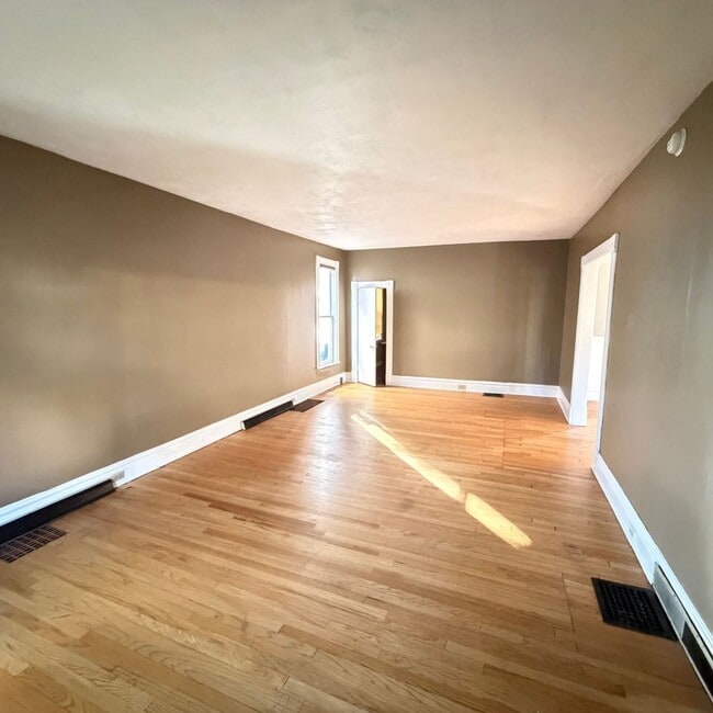 Building Photo - Spacious 4 Bedroom in Heritage Hill!