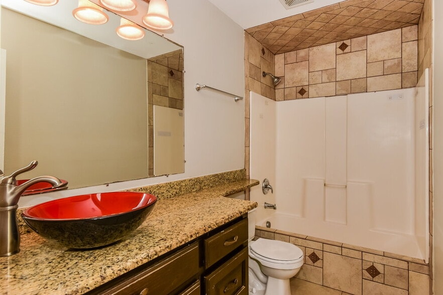 Building Photo - 543 Lakeside Dr