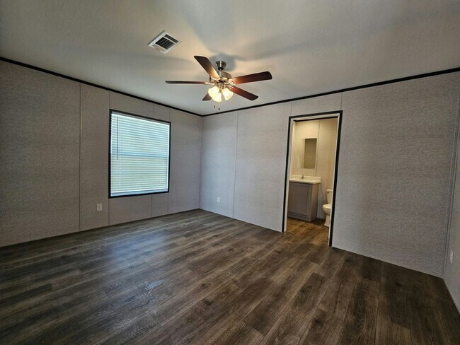 Building Photo - 511 Suwanee Dr