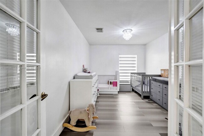 Building Photo - 4955 SW 33rd Ave