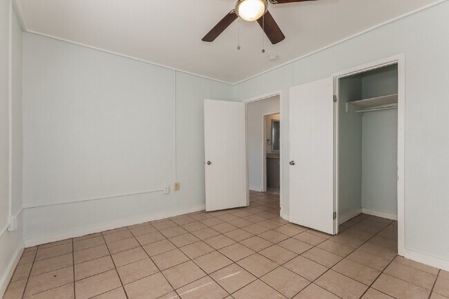 Building Photo - "Charming 2-Bed Oasis in Lake Wales - Cozy 624 Sq Ft Haven!"