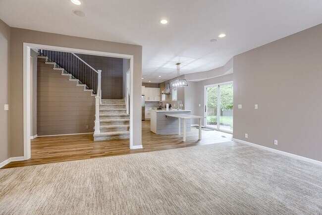 Building Photo - Must See West Omaha 5 Bedroom!!