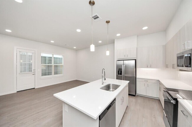 Building Photo - 22019 Ferguson Mdw Ln