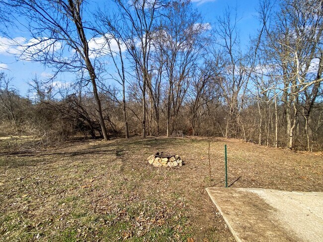 Building Photo - Charming 3-Bed, 2-Bath Home in Lees Summit with 2 Car Garage