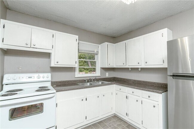 Building Photo - 100 Esplanade Ave