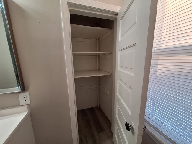 Building Photo - Spacious lower level 2 bedroom