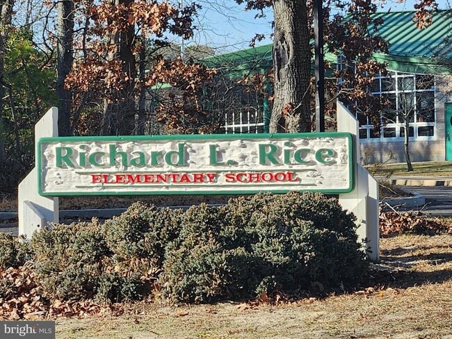 Building Photo - 5 Summit Ct