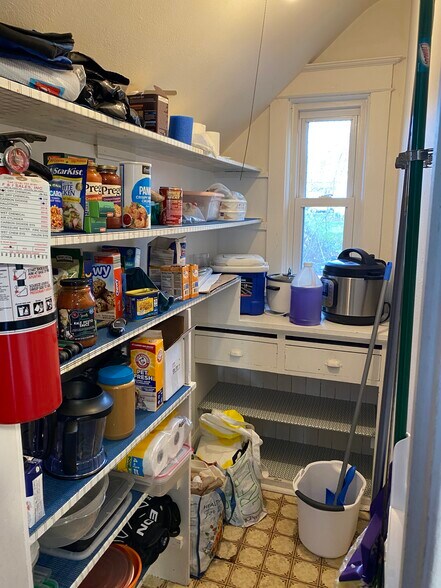 Building Photo - 15 E 10th St