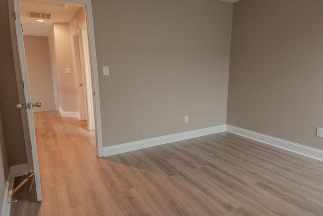 Building Photo - 884 Sugarbush Trail