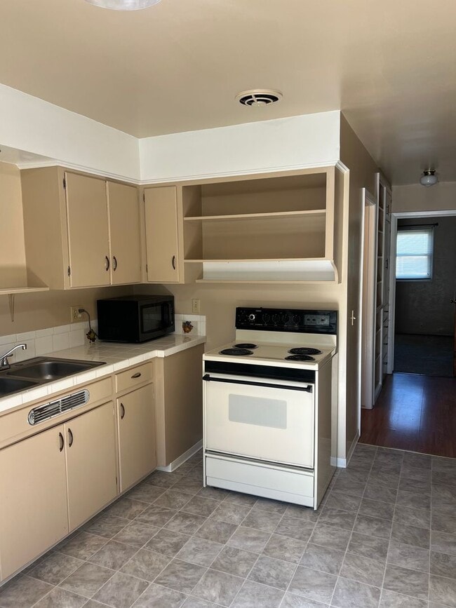 Building Photo - Medford 2 Bedroom, 1 bath Duplex with Fenced Yard