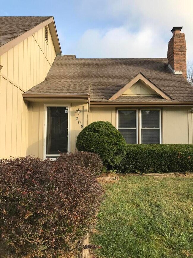 Beautiful Home in North Kansas City School... 208 NW 101 St Kansas