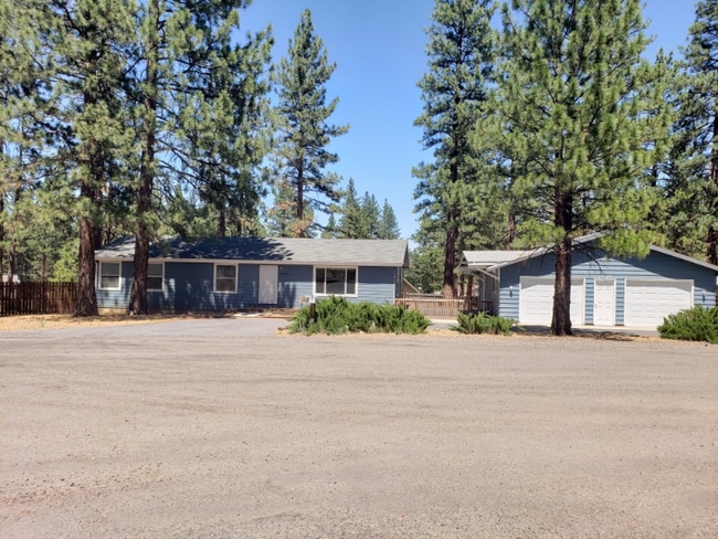 Building Photo - 699-495 Circle Ct