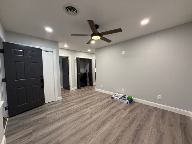 Building Photo - 313 E Bernard Ave