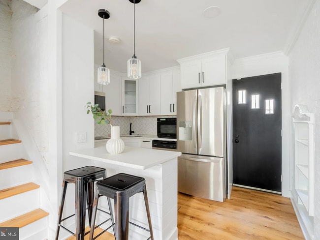 Building Photo - Stunning 2 bed, three story trinity with a two outdoor spaces