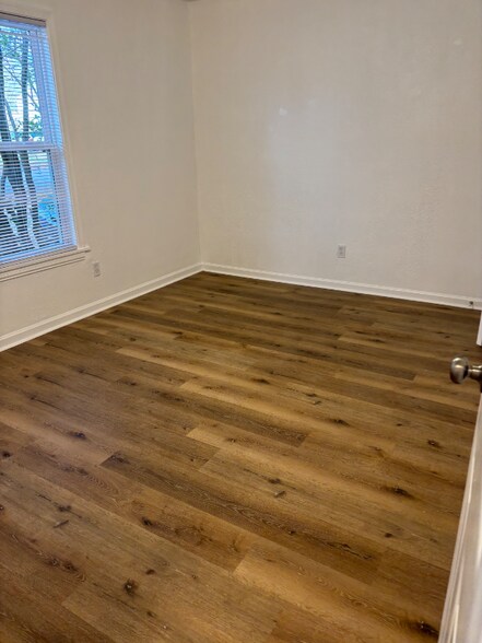 Building Photo - 3704 Pine Knoll Dr