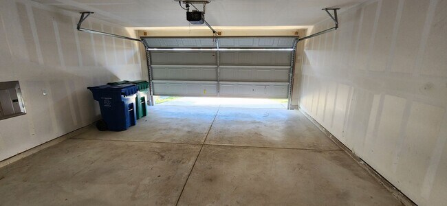 Building Photo - Thea Meadows-4-bedroom, 2 baths