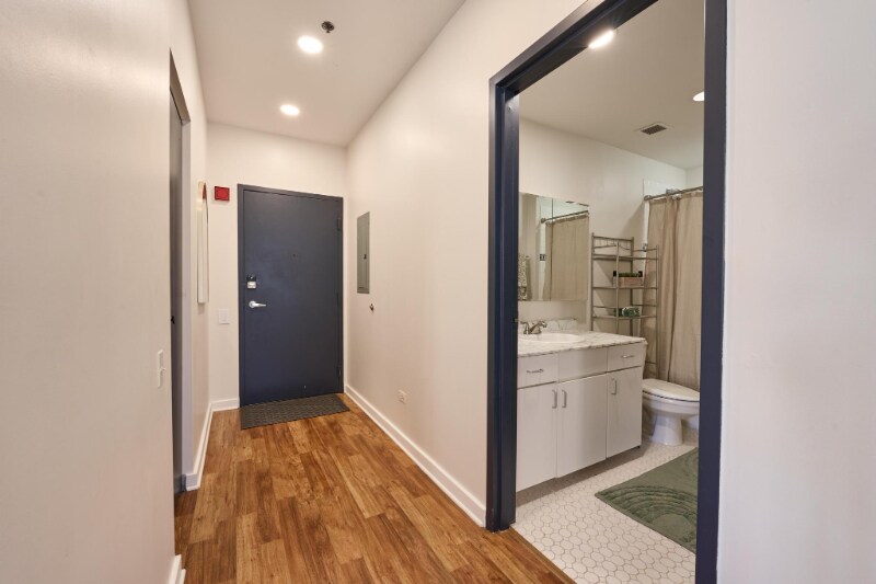 Building Photo - 5 N Wabash Ave