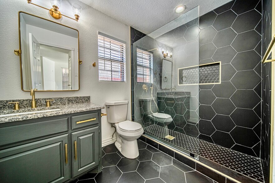 Downstairs Secondary Bathroom - 2411 Knight St