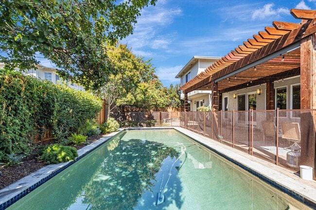 Building Photo - Remodeled 6-Bedroom House