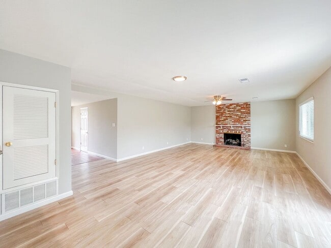 Building Photo - Santa Ana - Gorgeous Interior Remodel 4 be...