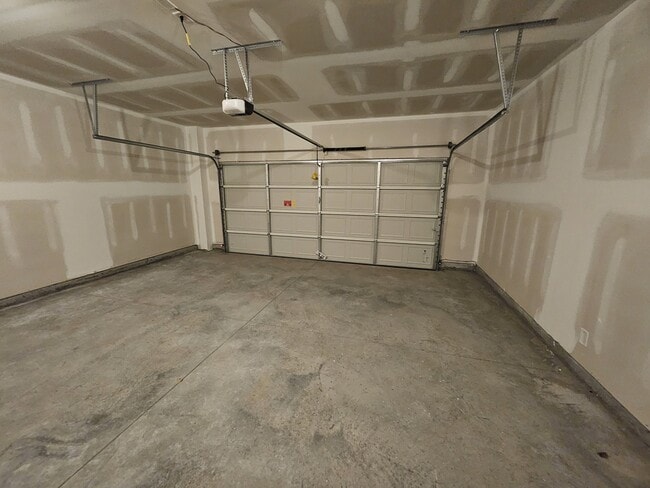 Building Photo - 129 Rosebush Ln