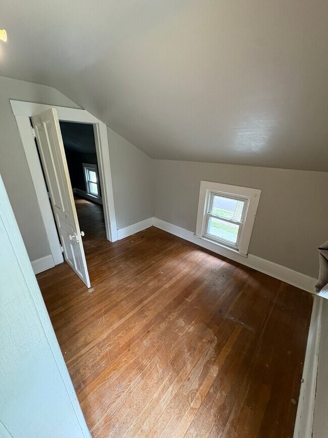 Building Photo - 825 Burr Oak St
