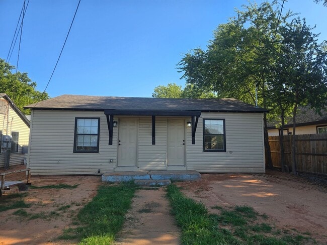 Building Photo - Modest in Mineral Wells