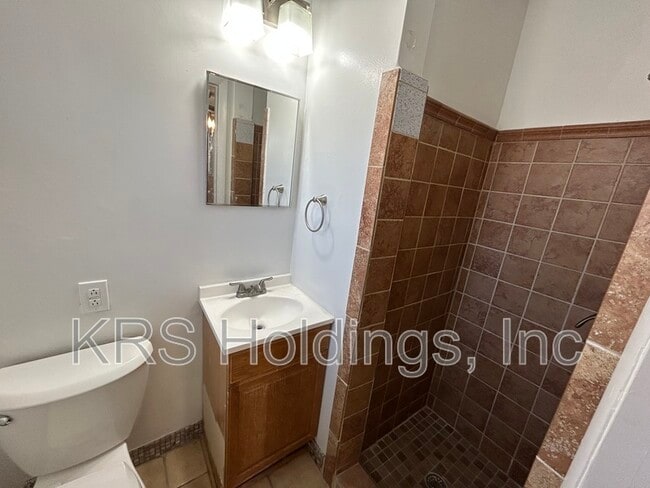 Building Photo - 156 Cherry St