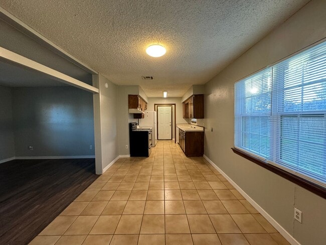 Building Photo - Charming home in North Edmond + 2 bedrooms