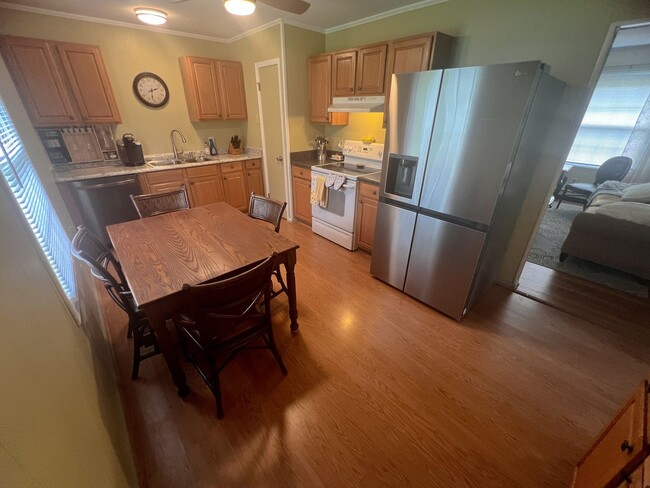 Building Photo - Charming 3 bedroom, 1 1/2 bathroom home in...