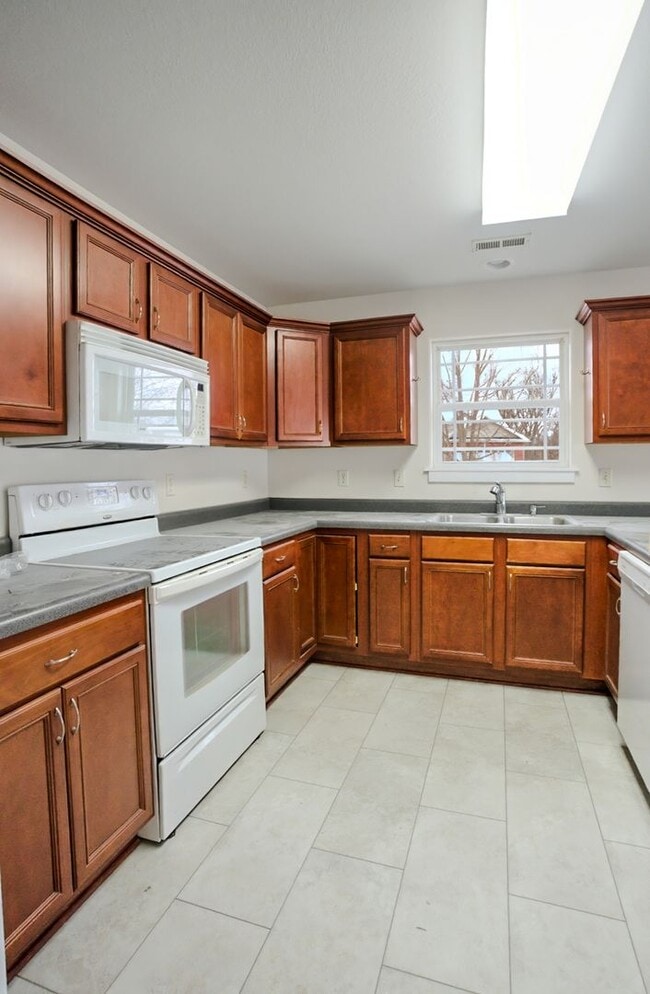 Building Photo - Three Bedroom/Two Bath/Fenced Yard/Community Pool