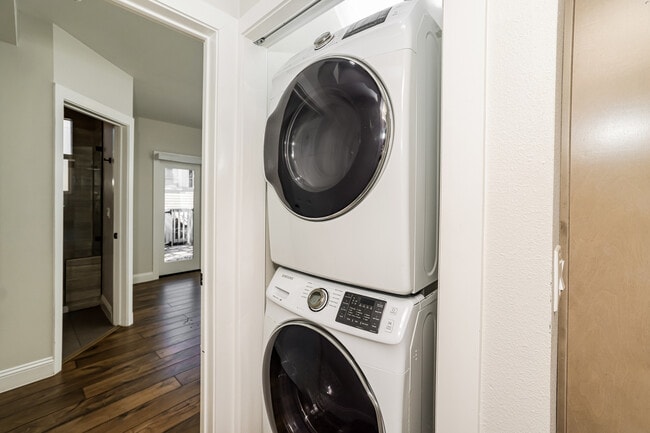 Building Photo - 875 Wood St