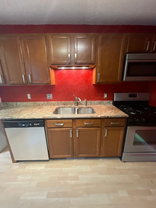 Building Photo - AVAILABLE NOW - 3 Bedroom/1.5 Bath Home wi...