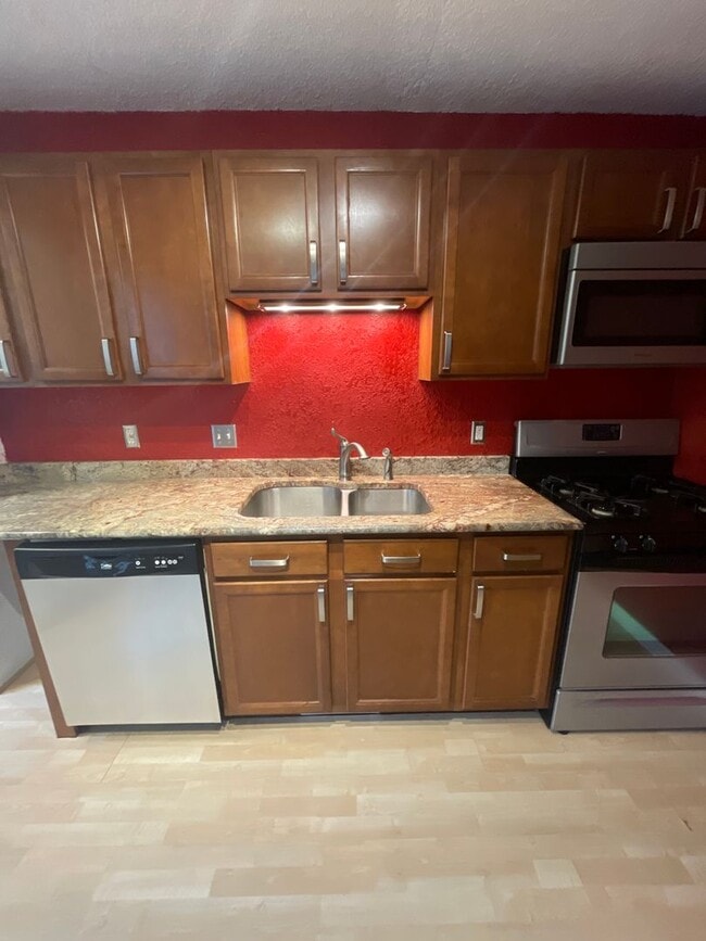 Building Photo - AVAILABLE NOW - 3 Bedroom/1.5 Bath Home with Lake views!