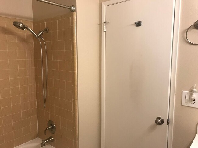 Building Photo - Available NOW! 2 Bedroom Condominium with ...