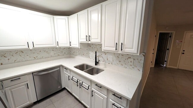 Building Photo - 2 Bedroom Condo Unit in the Colonia Coronita Chandler Townhomes Community Near E Chandler Rd and ...