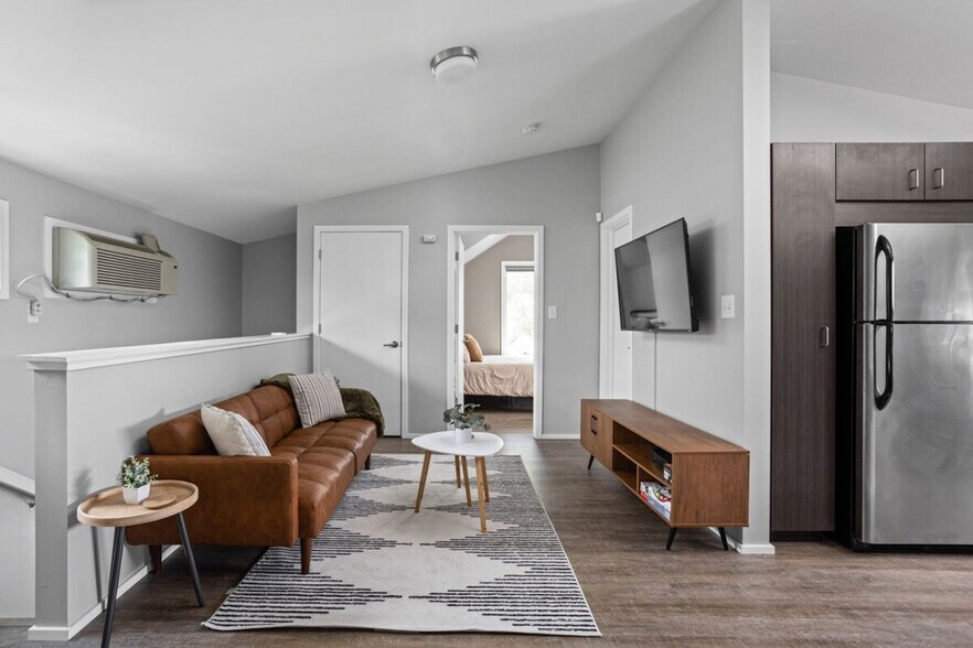 Building Photo - 1125 E 10th St