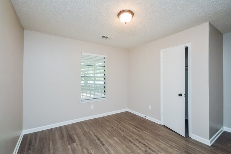 Building Photo - 400 Willow Ln