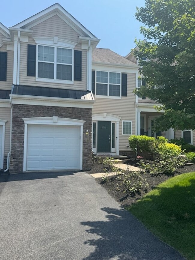 Building Photo - PRICE DROPPED! Spacious 3BR/2.5BA Townhome...