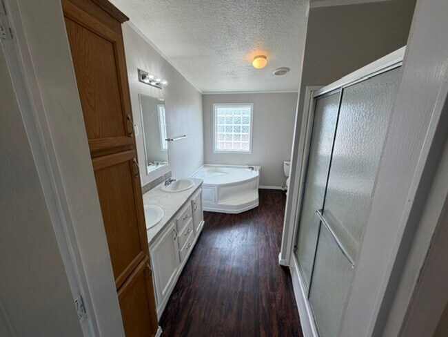 Building Photo - ***4 BEDROOM/2 BATHROOM IN DEWEY***