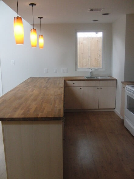 Building Photo - 1703 Oxford St